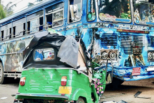 முச்சக்கரவண்டியை சுக்குநூறாக்கிய பேருந்து; சாரதி படுகாயம் | A Bus That Turned A Tricycle Driver Injured