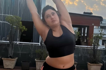 ஷார்ட் உடையில் யோகா செய்யும் நடிகை பூனம் பஜ்வா.. லேட்டஸ்ட் ஸ்டில்கள்