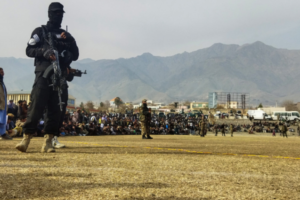 குற்றவாளிக்கு மரண தண்டனையை நிறைவேற்றிய 13 வயது சிறுவன் | Afghan 13 Year Old Boy Executes Death Penalty