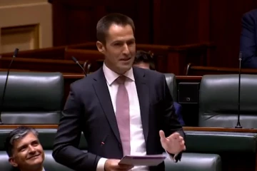 நாடாளுமன்றத்தில் காதலை தெரிவித்து புல்லரிக்கவைத்த எம்.பி!