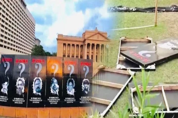 காலி முகத்திடலில் வீசியெறியப்பட்ட ஊடகவியலாளர்களின் பதாதைகள் (PHOTOS)