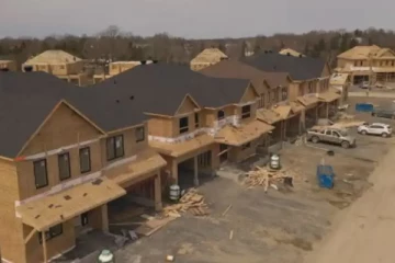 கனடாவில் அகதிகள் எண்ணிக்கை அதிகரித்துவருவதால் தற்காலிக தங்குமிடங்கள் கட்ட திட்டம்