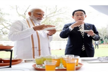 பானி பூரி, லஸ்ஸி என பிரதமர் மோடியுடன் ஒரு ரவுண்டு கட்டிய ஜப்பான் பிரதமர்!