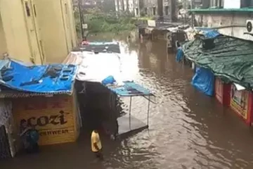 கொட்டித்தீர்த்த கனமழை... வீடுகளின் இடிபாடுகளில் சிக்கி 24 பேர் மரணம்