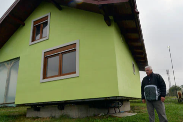 மனைவியின் ஆசையை நிறைவேற்ற சுழலும் வீட்டை உருவாக்கிய கணவர்! இந்த வயதிலும் இப்படி ஒரு காதலா? | Bosnian Man Makes Rotating House