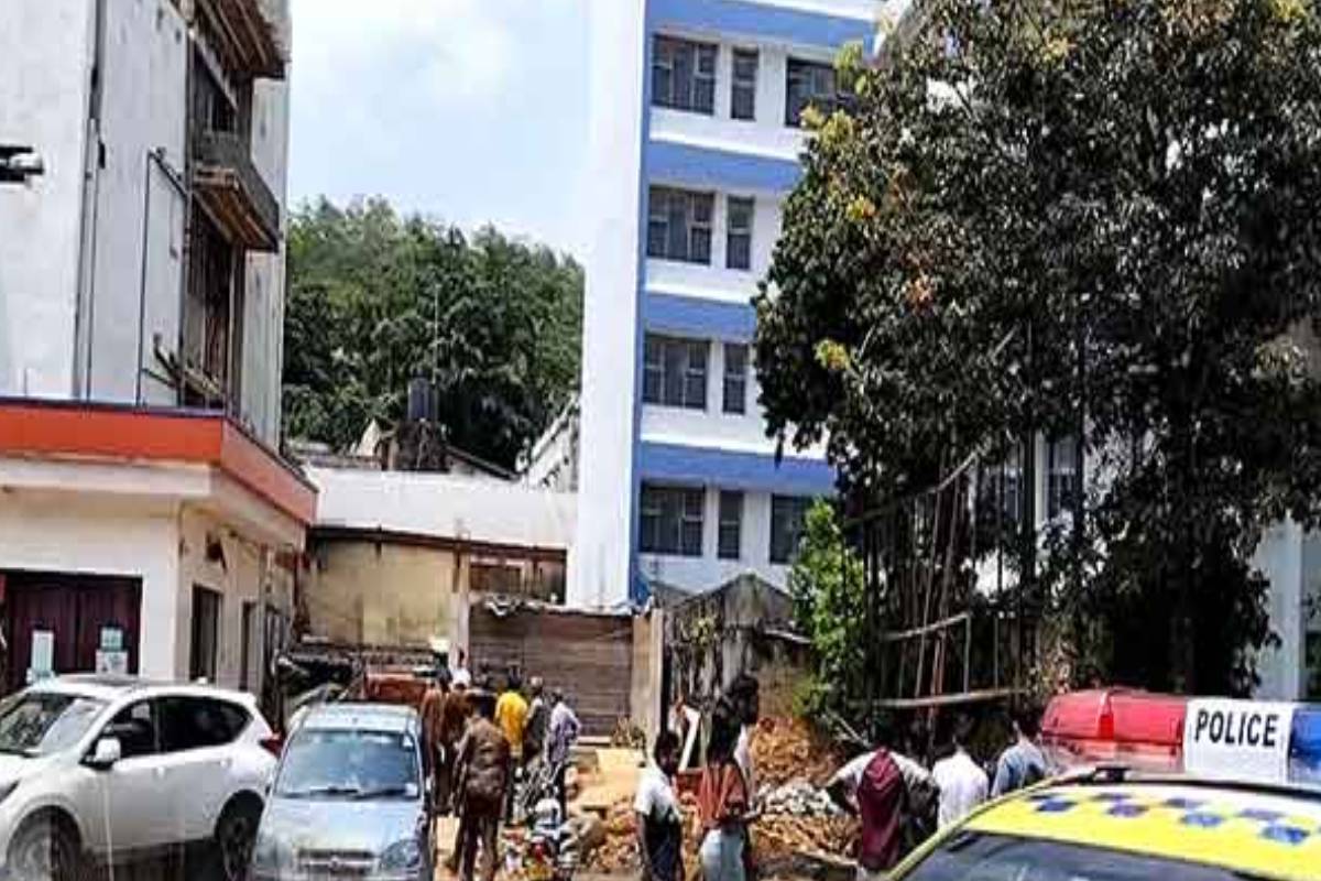 கண்டியில் திடீரென இடிந்து விழுந்த கட்டடம்! இருவர் வைத்தியசாலையில் அனுமதி | Building Collapses Suddenly In Kandy Two Injured