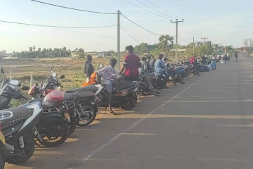 மிக நீண்ட வரிசையில் மக்கள் - பெற்றோல் வந்தால் வழங்கப்படும் என்கிறது நிர்வாகம் (படங்கள்)