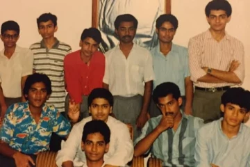 இந்த புகைப்படத்தில் இரண்டு டாப் நட்சத்திரங்கள் இருக்கிறார்கள்.. யார் என தெரிகிறதா?