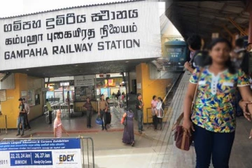 தொடருந்து நிலையத்தில் இளம் தாயிற்கும் மகளுக்கும் நேர்ந்த அவமானம்