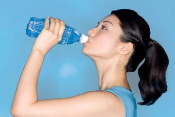 தண்ணீர் குடிப்பது  இவ்வளவு ஆபத்துகளை ஏற்படுத்துமா...கவனம் தேவை