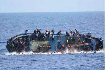 துனிசியாவில் அகதிகள் படகு கடலில் கவிழ்ந்ததில் 50 பேருக்கு நேர்ந்த சோகம்!