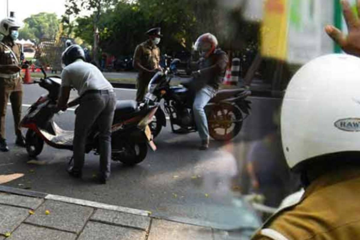 போக்குவரத்து விதிமீறல்களுக்கான நிகழ்விட அபராதம்! பயன்படுத்த மறுக்கும் பொலிஸாருக்கு எச்சரிக்கை | Fines For Traffic Violations Warning To Police போக்குவரத்து விதிமீறல்களுக்கான நிகழ்விட அபராதம்! பயன்படுத்த மறுக்கும் பொலிஸாருக்கு எச்சரிக்கை | Fines For Traffic Violations Warning To Police