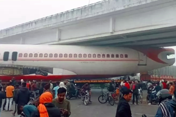 மேம்பாலத்திற்கு அடியில் சிக்கிக்கொண்ட விமானம்; பீகாரில் பரபரப்பு - என்ன நடந்தது..? - தமிழ்நாடு