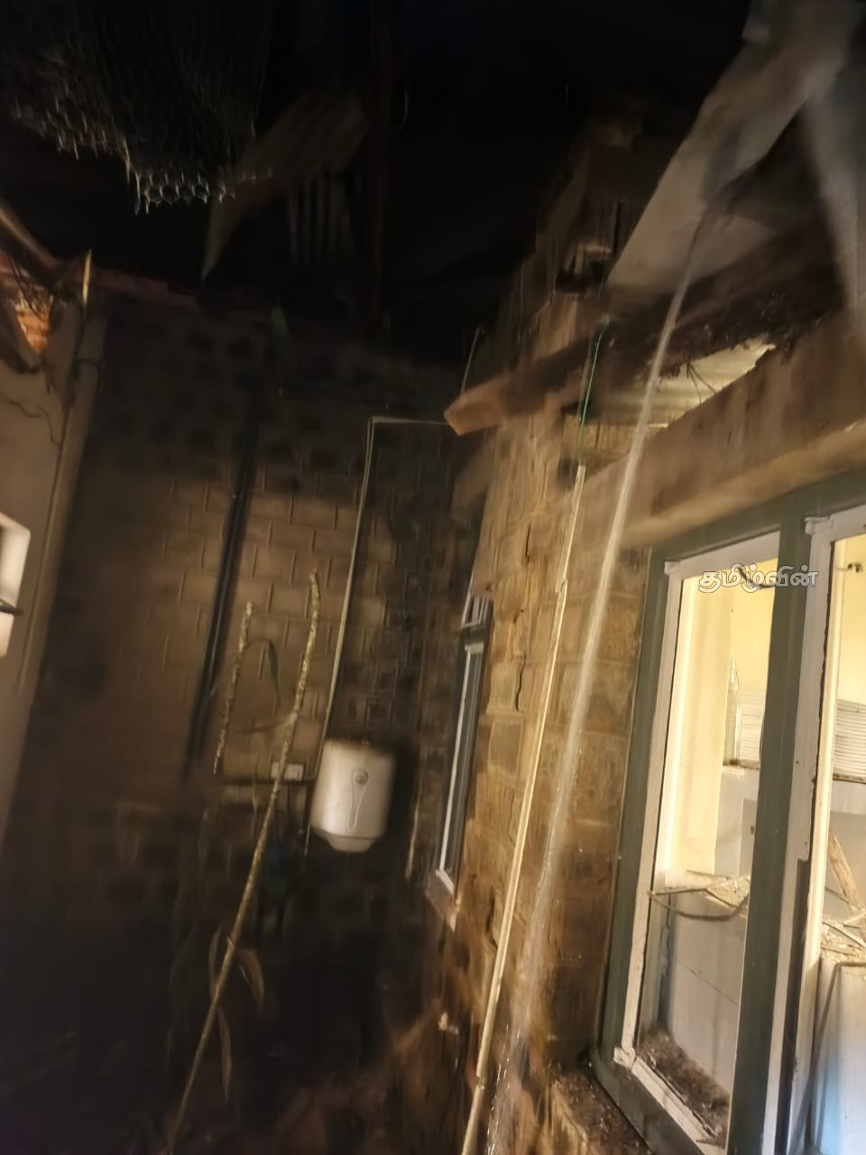 நுவரெலியாவில் ஏற்பட்ட வெடிப்பு சத்தம் : நள்ளிரவில் பரபரப்பான கிராமம் 8 Gallery