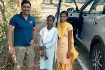 இரண்டு இளம்பெண்களுக்கு தோனி தந்த சர்ப்பரைஸ்! அதிர்ஷ்டசாலிகள் என கூறும் நெட்டிசன்கள்