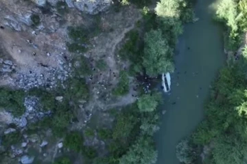 சிரியாவில் பள்ளி பேருந்து ஆற்றில் கவிழ்ந்ததில் 7 பேர் பலி