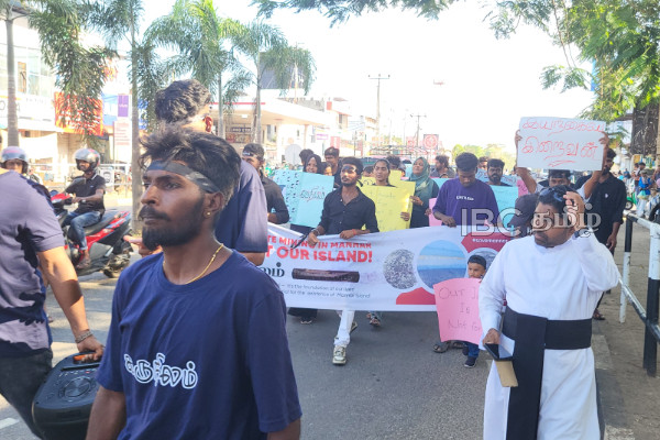 வவுனியாவிலும் முன்னெடுக்கப்பட்ட கருநிலம் கவனயீர்ப்பு போராட்டம் | Vavuniya Youth Protest Against Sand Mining