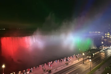 நயாகரா அருவியில் ஒளிர்ந்த இந்திய தேசிய கொடி: பிரதமர் மோடிக்கு சிறப்பு வரவேற்பு