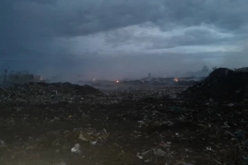 மன்னார் நகர சபை கழிவு குவியலில் தீ பரவல் ; பெரும் அவதியில் மக்கள்