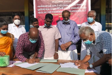 பயங்கரவாத சட்டத்தை நீக்ககோரி தொடரும் கையெழுத்து வேட்டை (படங்கள்)