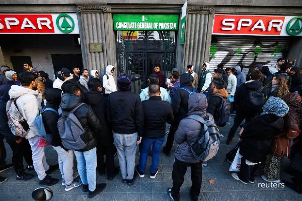 அரை மில்லியன் புலம்பெயர்ந்தோருக்கு குடியுரிமை வழங்க முடிவு செய்த ஐரோப்பிய நாடு | Spain Offers Legal Status To 500000