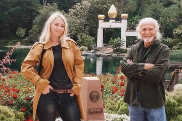 28 வயதான இளம்பெண்ணுடன் வாழ்க்கையில் இணைந்த 78 வயது தாத்தா! சமுதாயத்தில் தம்பதி சந்திக்கும் சவால்கள்.. புகைப்படம்