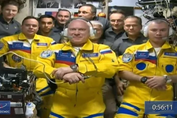 உக்ரைன் தேசிய கொடியுடன் விண்ணில் தோன்றிய ரஷ்ய வீரர்கள்: பரபரப்பை கிளப்பிய புகைப்படம்