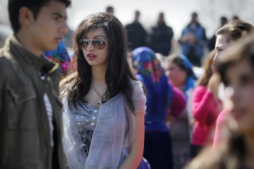 மகள்களை விற்க வரும் தந்தைகள் - சந்தையில் ஏலம் கேட்கும் ஆண்கள்!