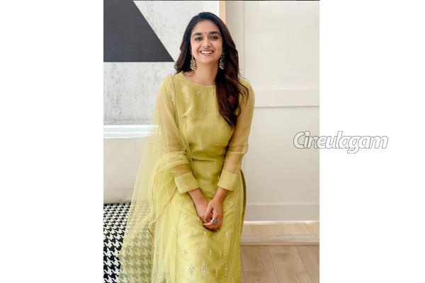 நடிகை கீர்த்தி சுரேஷ் கையில் அணிந்திருக்கும் இந்த வாட்ச் விலை இத்தனை லட்சமா? | Actress Keerthy Suresh Watch Price Details