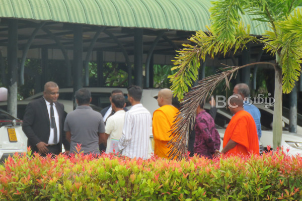 நீதிமன்றில் சரணடைந்தார் அம்பிட்டிய சுமணரட்ன தேரர் | Ambitiya Sumanaratne Thero Surrenders To Court