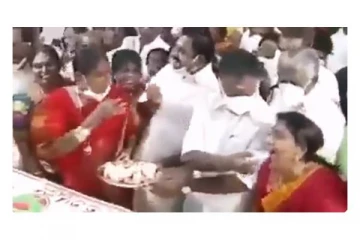 மகளிர் தினத்தையொட்டி அதிமுக அலுவலகத்தில் வளர்மதிக்கு கேக் ஊட்டி விளையாடிய முன்னாள் முதலமைச்சர் எடப்பாடி பழனிசாமி