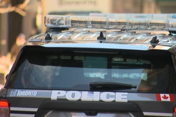 கனடாவில் பொலிஸாரை தாக்கிய பெண் கைது