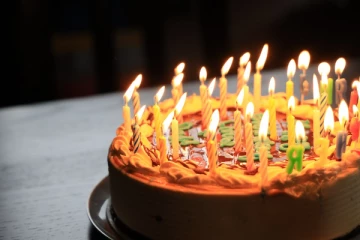 எரிபொருள் வரிசையில் பிறந்தநாள் கொண்டாட்டம்