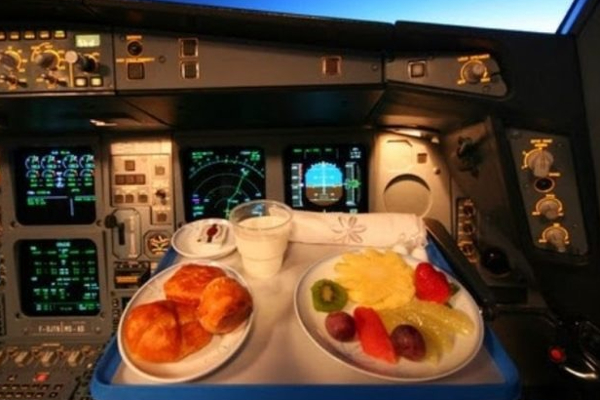 சூப்பர்...  விமானத்தில் பைலட்களுக்கு மட்டும் வேறு வேறு உணவுகள் கொடுக்க என்ன காரணம் தெரியுமா? | Pilots Are Served Different Foods