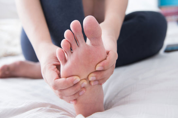 காலில் ஊசி குத்துவது போல் வலிக்குதா? உடனே விரட்டியடிக்க இந்த இயற்கை பொருள் போதும்! | Home Remedies For Pain In Pricking