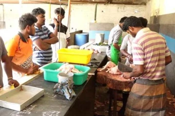 கறிக் கடையில் நாய் செய்த காரியம்... இணையத்தில் பயங்கர ட்ரெண்டாகும் புகைப்படம்