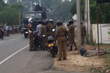 வீதியில் சண்டை போட்டுகொண்ட இரு பொலிஸ் பிரிவினர்!