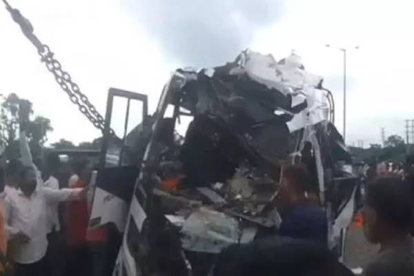 லாரி மீது பேருந்து மோதி கோர விபத்து - 10 பக்தர்கள் பலி! | 10 Devotees Died In Road Accident West Bengal