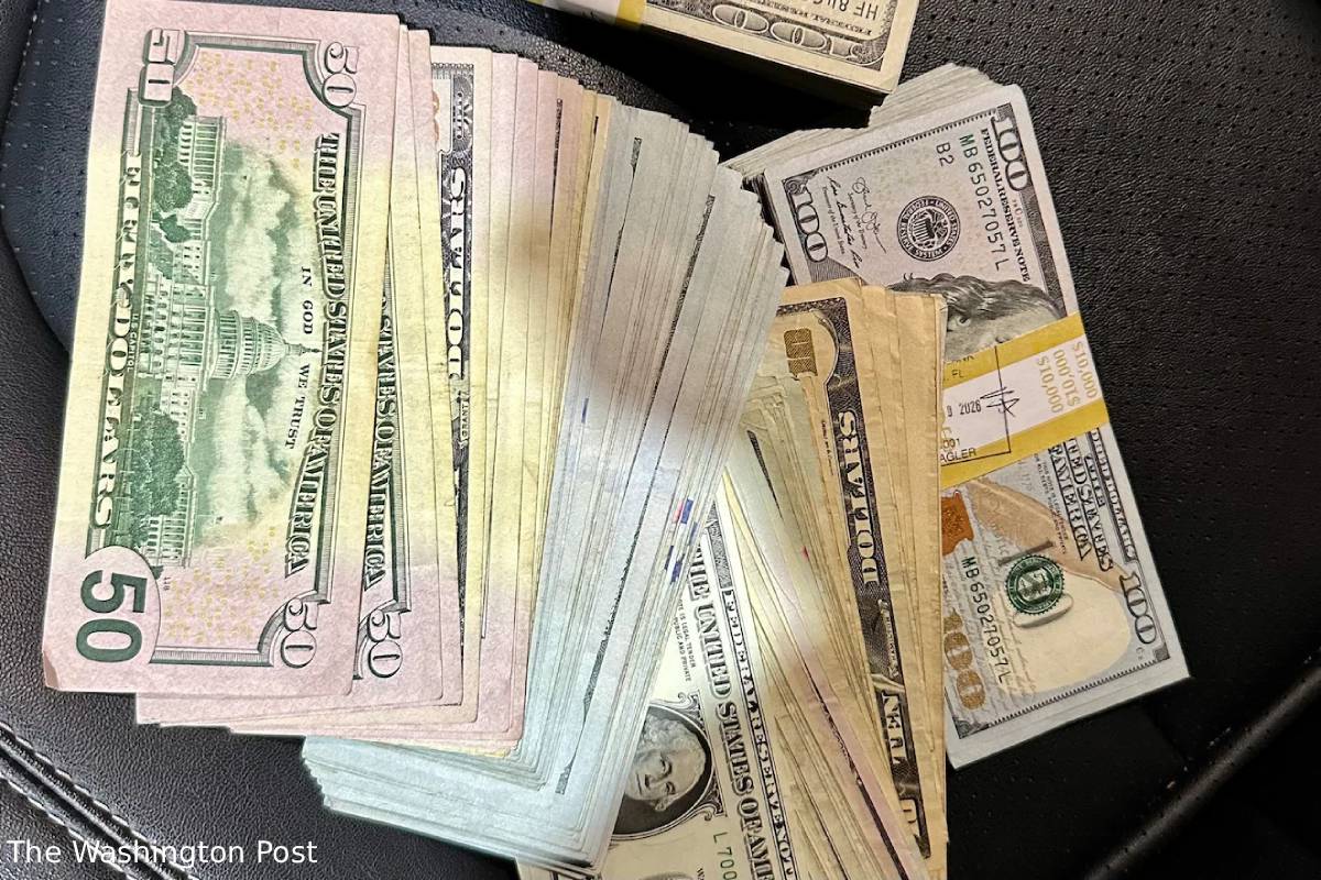 florida man returns 30000 dollars got from bathroom florida man returns 30000 dollars got from bathroom