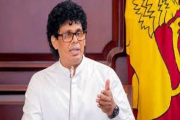 வர்த்தக அமைச்சருடன் சுவிஸ் செல்லும் குழுவில் இடம்பெற்ற பெண்ணின் பெயர் திடீரென நீக்கம் | Woman S Name Removed From Group Traveling To Swis