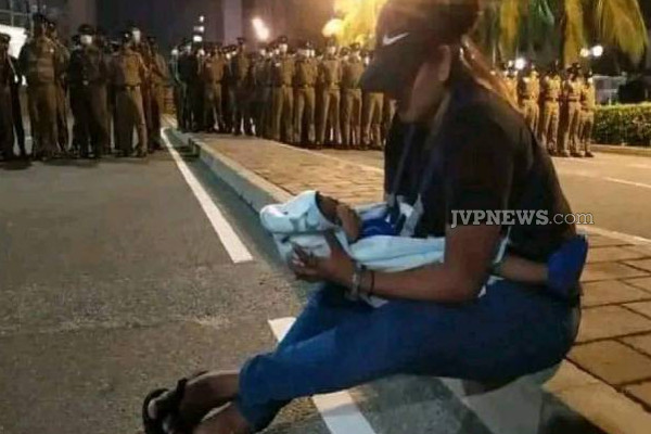 நள்ளிரவே கைக்குழந்தையுடன் போராட்டத்தில் இறங்கிய தாய்! நெகிழ்ச்சி புகைப்படம் | Mother Went Into Protest With Her Baby Midnight