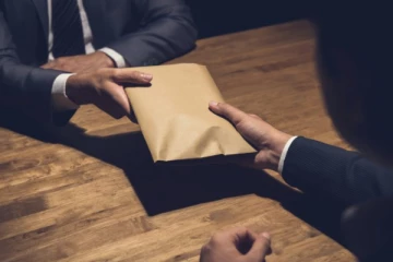 பணியில் இருந்து நீக்கியவரை சேர்க்க இலஞ்சம் பெற்ற SLTB சிரேஸ்ட அதிகாரி