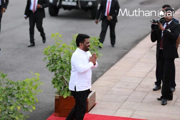 சம்பிரதாயபூர்வமாக நாடாளுமன்றத்திற்குள் அழைத்து வரப்பட்ட ஜனாதிபதி