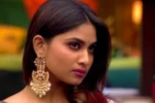 பிக்பாஸ் வீட்டில் இருந்து வெளியேறிய ஷிவானிக்காக கதறும் ரசிகர்கள்! சிங்கப் பெண்ணாக்கி அசிங்கப்படுத்திட்டீங்களே...?