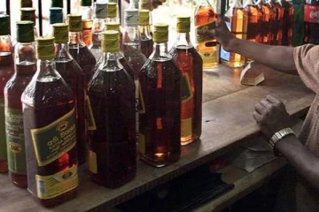 மதுபானசாலைக்குள்   ஒளித்துவைக்கப்பட்டிருந்த  பெற்றோல் !