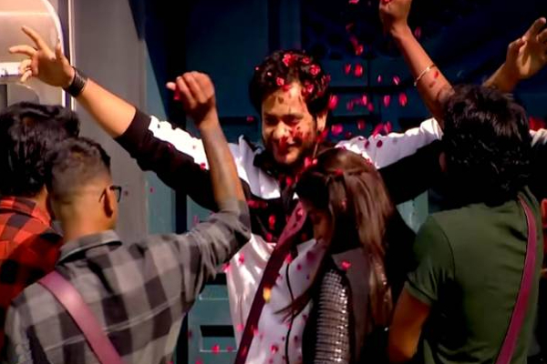 பிக்பாஸ் வீட்டிற்குள் மீண்டும் வந்து விக்ரமனை வச்சு செய்த முக்கிய போட்டியாளர்! | Dhanalakshmi Come Back Bigg Boss House Vikraman பிக்பாஸ் வீட்டிற்குள் மீண்டும் வந்து விக்ரமனை வச்சு செய்த முக்கிய போட்டியாளர்! | Dhanalakshmi Come Back Bigg Boss House Vikraman