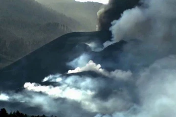 ஸ்பெயினில் கடலில் கலந்த தீக்குழம்பு...பாதிக்கப்பட்ட சுற்றுச் சூழல்