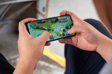 தொலைபேசி பாவனையால் உயிரிழந்த இளைஞர்