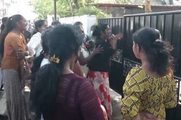 "..අහිංසක කොල්ලෝ දෙන්නෙක් ඇයි අරන් ආවේ.." පොලීසිය ඉදිරිපිටට විශාල පිරිසක් එයි..දැඩි උණුසුම් තත්ත්වයක්..! (VIDEO)