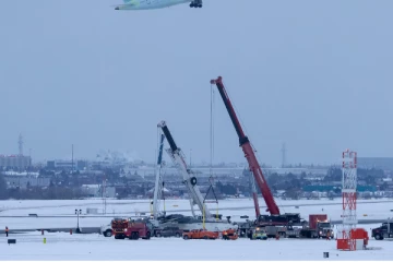 கனடாவில் விபத்துக்குள்ளான விமானம் ஓடு பாதையிலிருந்து அகற்றப்பட்டது